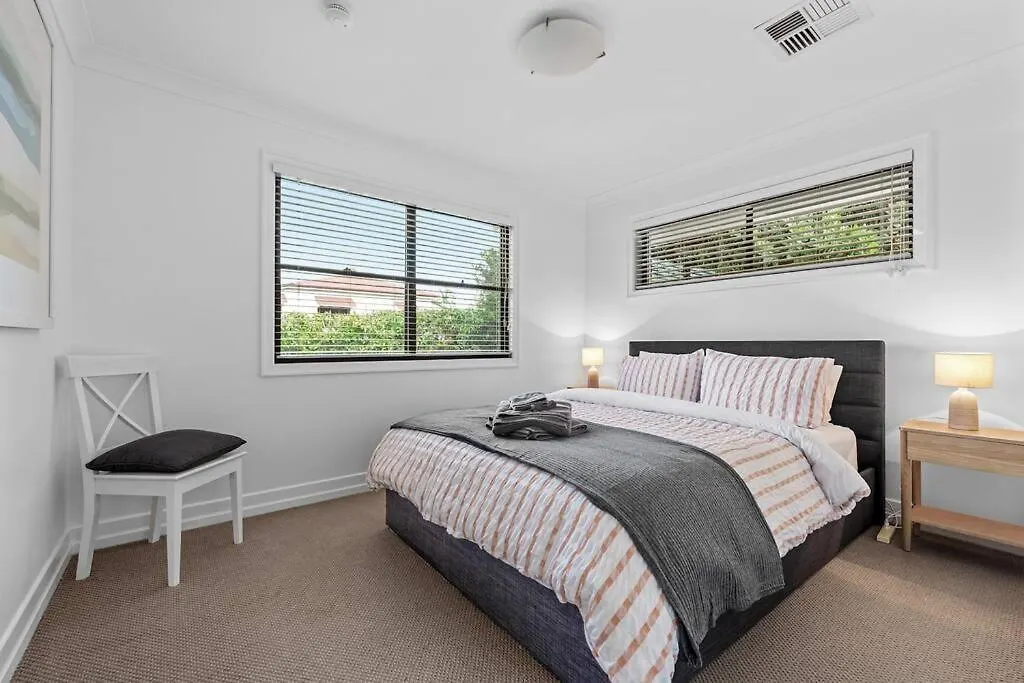 Noble House ~ Fully Self-Contained Guest Suite - 2 Bed/1Bath/1Car~Parklands + Transport contacts