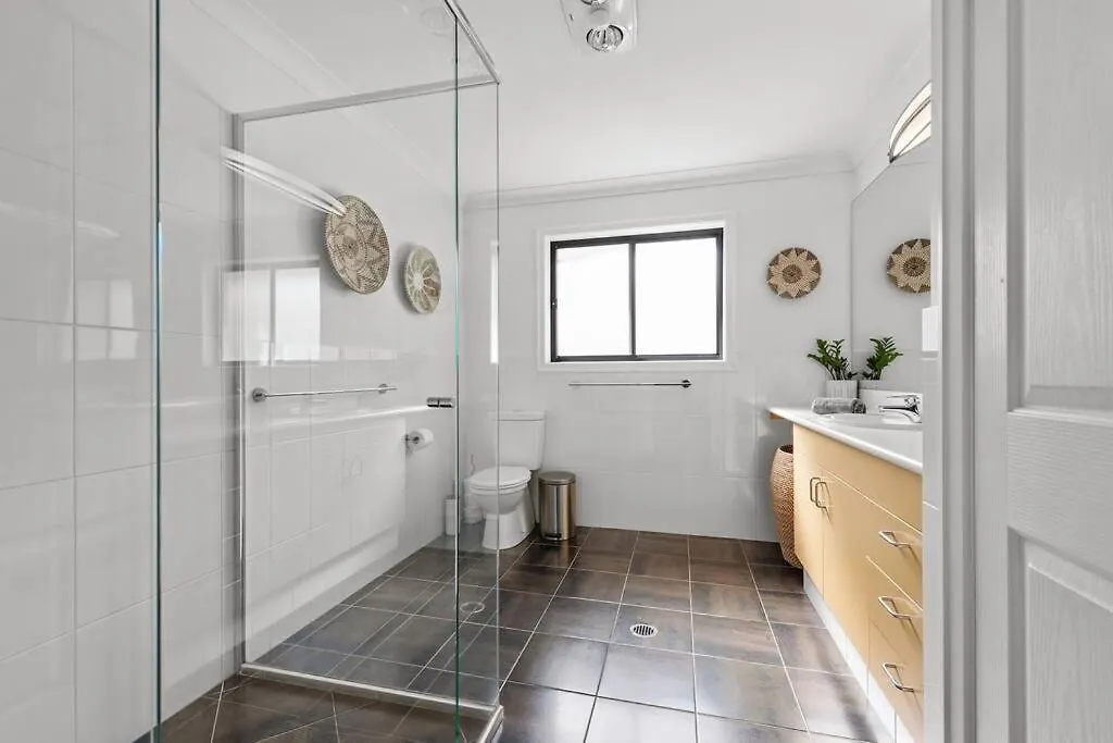 Noble House ~ Fully Self-Contained Guest Suite - 2 Bed/1Bath/1Car~Parklands + Transport Brisbane 0*,
