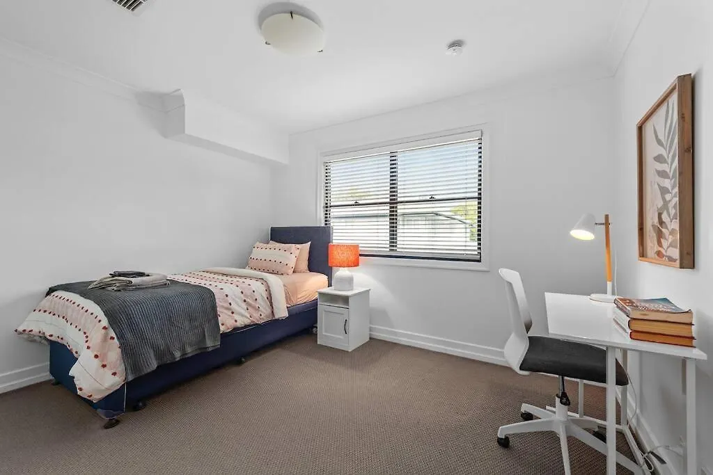 Apartment Noble House ~ Fully Self-Contained Guest Suite - 2 Bed/1Bath/1Car~Parklands + Transport Brisbane